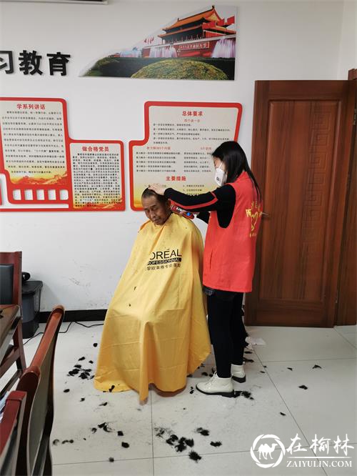 疫情防控不减温情 金榆社区志愿者变身理发师