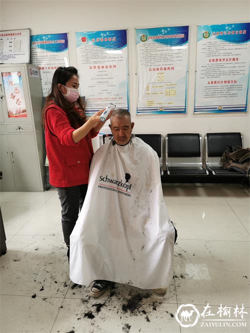 疫情防控不减温情 金榆社区志愿者变身理发师