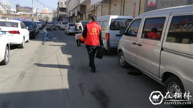 志愿者拿着音响在每条巷道宣传疫情防控知识