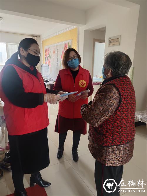 暖心！社区为独居老人、低保户送口罩消毒液，志愿者义务理发