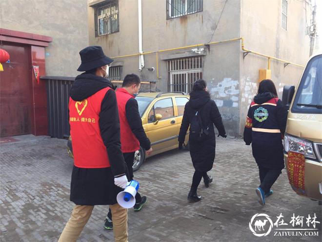 志愿者拿着小喇叭宣传防疫知识