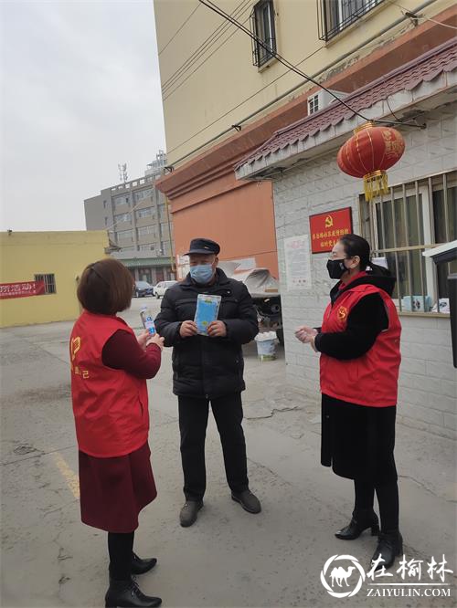 暖心！社区为独居老人、低保户送口罩消毒液，志愿者义务理发