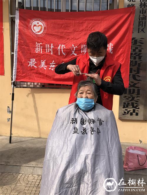 暖心！社区为独居老人、低保户送口罩消毒液，志愿者义务理发