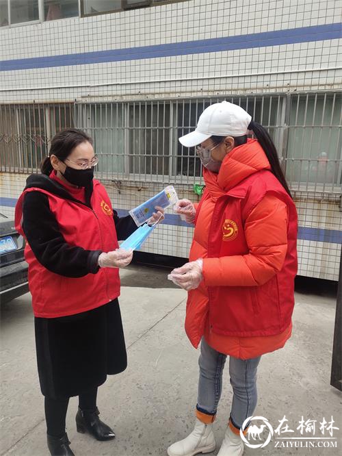 暖心！社区为独居老人、低保户送口罩消毒液，志愿者义务理发