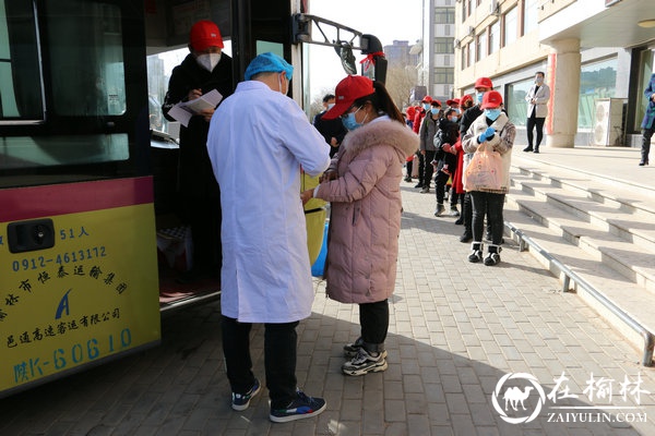 定边县“点对点”首辆农民工返岗专车发车