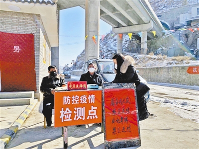 袁进壁（中）在防控疫情检测点值守