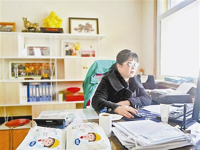 朱银莉在电脑前办公