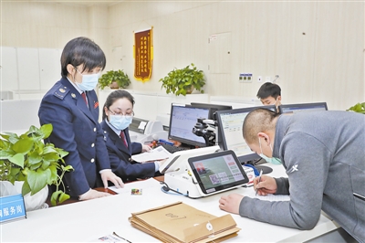 税务工作人员正在受理纳税人申请减免税业务。 本报记者庄晨阳摄