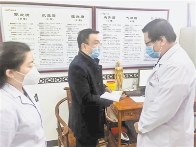 曹钰（中）与古塔卫生院人员了解重点人员的身体情况