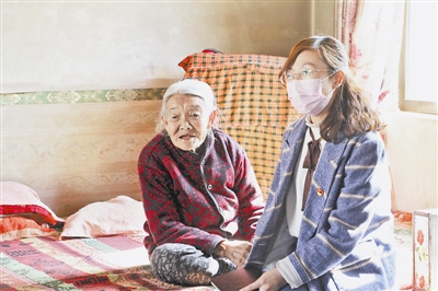 郭茸关心辖区老人