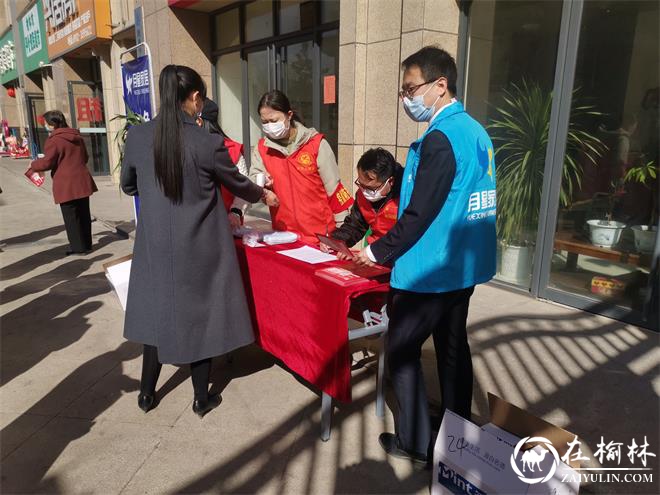 明珠办建业路社区志愿者服务队携手爱心企业为居民发放防疫物资