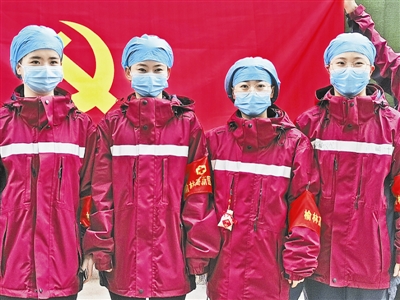3月11日，榆林高新医院罗雪、李佳红、强靖靖、闫明（从左到右）4名医护人员火线入党。（图片由榆林高新医院提供）
