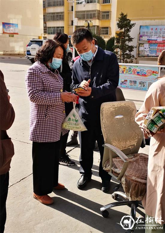 街道领导深入社区现场抽查“健康码”推广使用情况