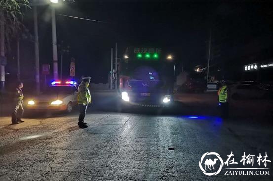 清涧县九里山治超站路警联合持续开展昼夜治超突击行动