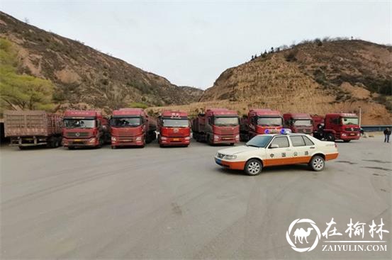 清涧县九里山治超站路警联合持续开展昼夜治超突击行动