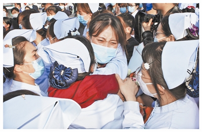 白衣执甲,今朝凯旋。好久不见,他们笑着笑着就哭了,再次重逢这个拥抱等了好久。