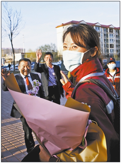 榆林市第一医院3名援鄂医疗队员平安返榆,医院为他们举行了简短而热烈的欢迎仪式,并逐一将她们送回家中。