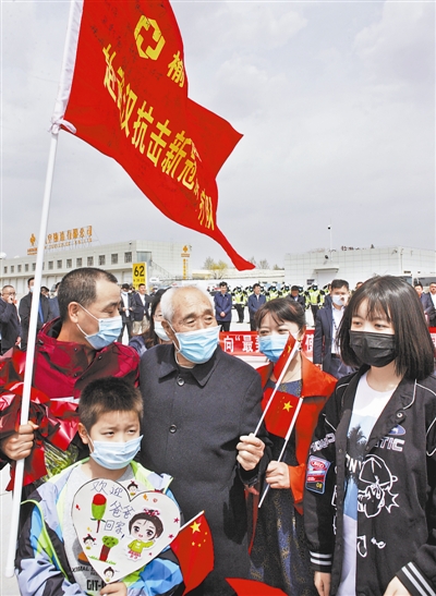 李树亮老人,今年已88岁高龄。他援鄂医疗队的儿子要回来啦,老人早早同孙子来到榆阳机场。“走,我们一起回家!”