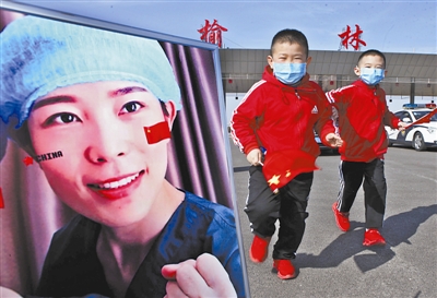 照片中这两位小帅哥曹朝旭、曹朝阳是榆林二院护士任瑞的双胞胎儿子,今天他俩特别高兴,他们的妈妈今天要回家啦,两位同胞兄弟早早来到高速公路路口。等待他们好久没有见到的妈妈回家。