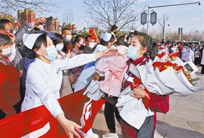 楼兰破,人平安,白衣战士把家还。两个月的分别,千里不改亲人的思念,她们奋战一线、日夜忧劳,留给我们太多担心与挂念。
