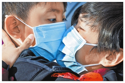 没有什么比妈妈的怀抱更温暖,多么深情的拥抱,多么幸福的拥抱,多么期待的拥抱。援鄂医护人员解除隔离平安回家,载着英雄的大巴车还没停稳,一个8岁的男孩就冲到人群最前面,等待已两个月没见面的妈妈下车,“妈妈回来了”……孩子妈妈紧紧一把搂住两个多月没有见面的儿子,泪流满面,妈妈欠你一个吻。