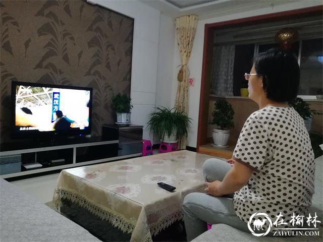 金阳社区组织职工居民观看“中国梦·劳动美—致敬劳动者”五一特别节目