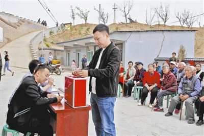 村民为幸福院进行捐赠