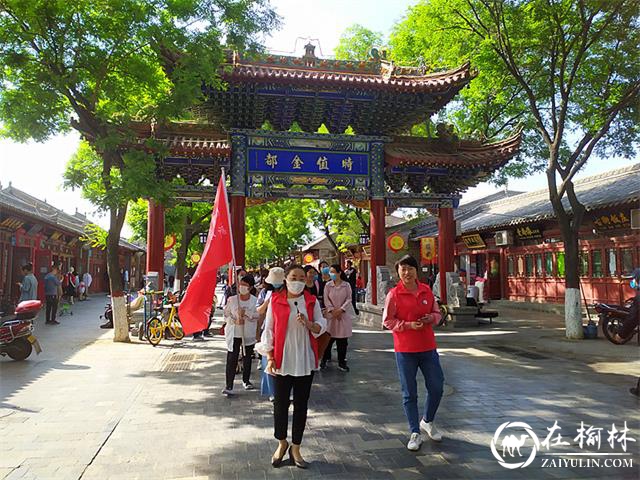 “小北京”志愿服务队在老街为游客讲解