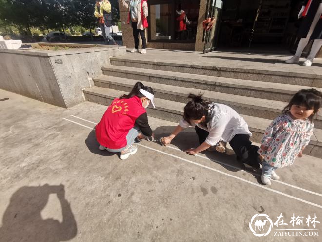 明珠办建业路社区开展“规范划线 有序停车”志愿服务活动