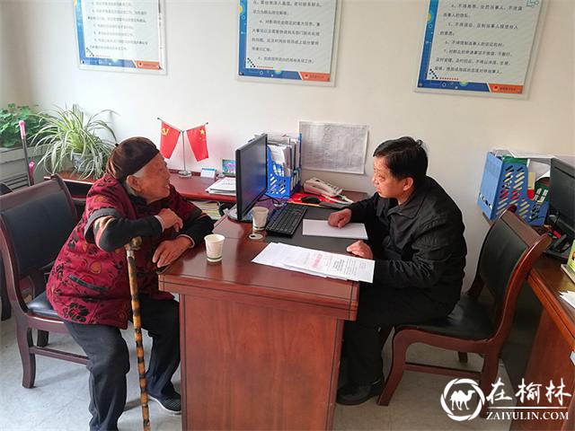 综治中心工作人员为居民化解矛盾