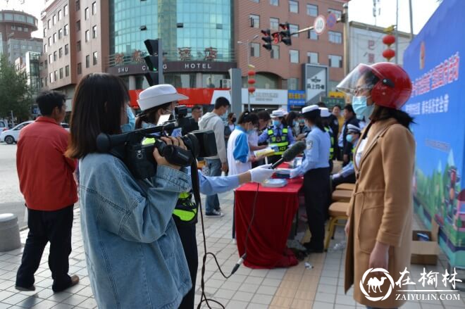 电视台记者随警作战、采访市民朋友