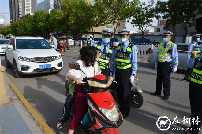 民警对不戴安全头盔行为进行劝导