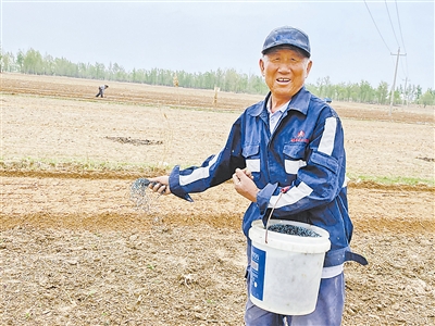 神木市锦界镇河湾村：脱贫村里机械化种植忙