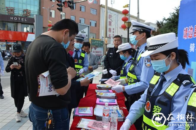 市民扫码学习、转发大队编写的“一盔一带”宣传内容