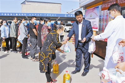 榆阳区鼓楼街道办事处开展了形式多样的慰问关爱活动