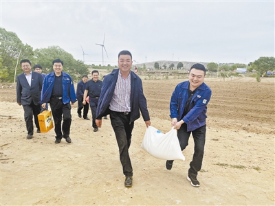 靖边县供电分公司慰问贫困户