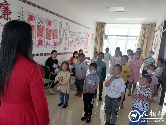 崇文办春苑社区开展未成年人课业辅导功课活动