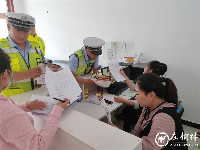 靖边交警深入社区开展“一盔一带”宣传活动