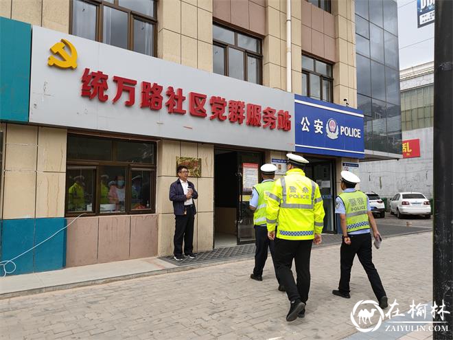 靖边交警深入社区开展“一盔一带”宣传活动