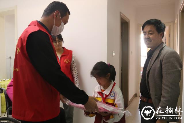 接过六一礼物的小朋友立志好好读书