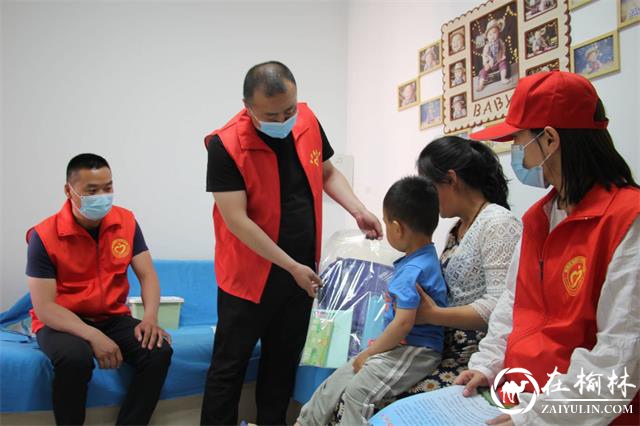 志愿者为孩子们送去过书包、文具套装等礼物