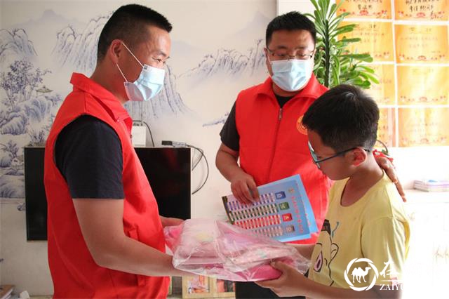 志愿者鼓励孩子努力学习