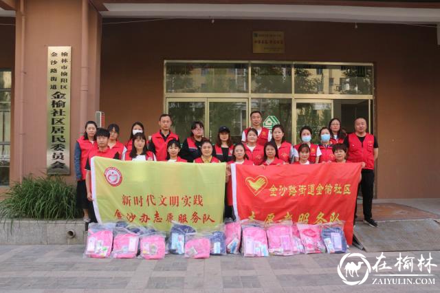 接过六一礼物的小朋友立志好好读书