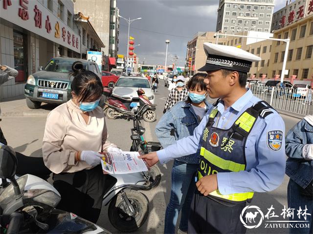 靖边交警宣传与整治并举助力“一盔一带”整治氛围