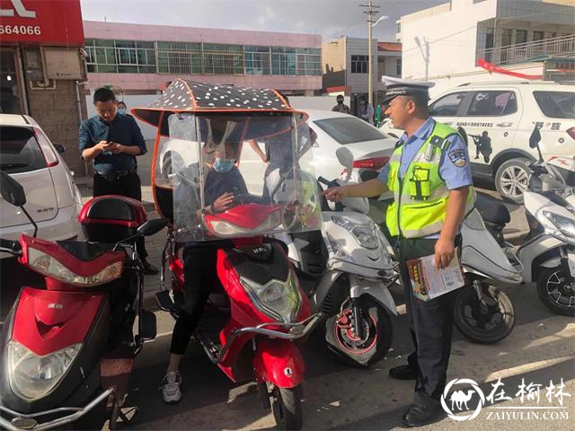 靖边交警宣传与整治并举助力“一盔一带”整治氛围