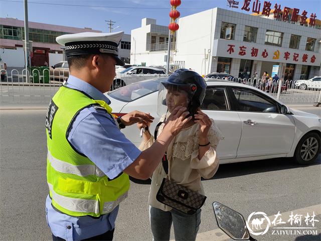 靖边交警宣传与整治并举助力“一盔一带”整治氛围