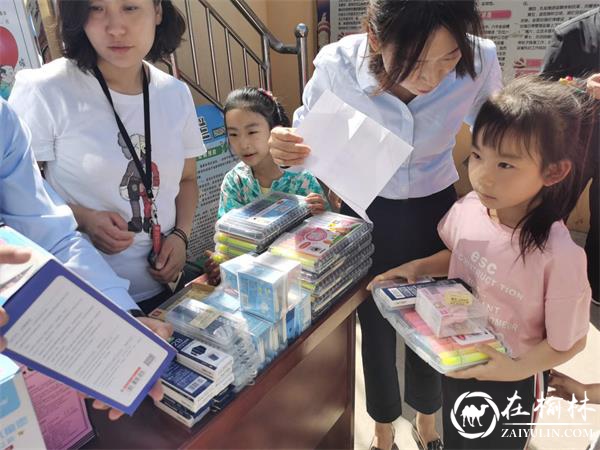 驼峰办金华路社区六一暖心牵手 圆梦困难留守儿童