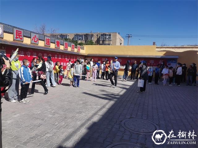 榆阳区鼓楼办普惠泉社区开展六一公益助学活动