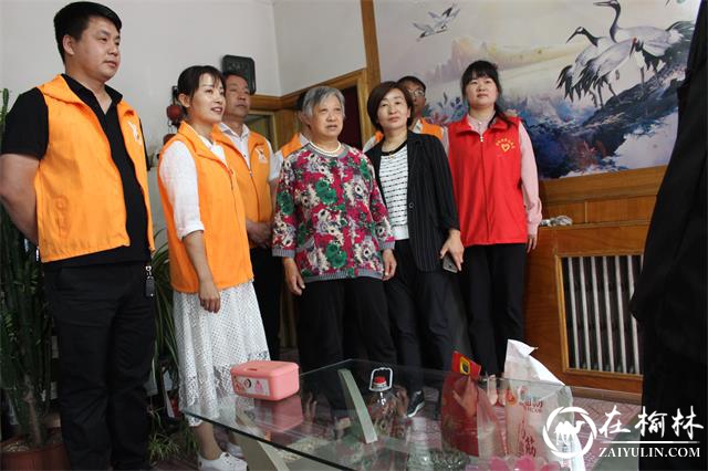 崇文路街道开展“关注贫困儿童，关爱孤寡老人”志愿服务活动