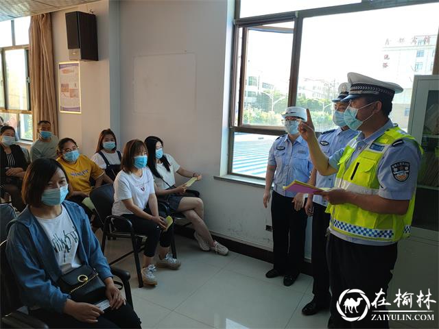 靖边交警进驾校开展“一盔一带”交通安全宣传活动